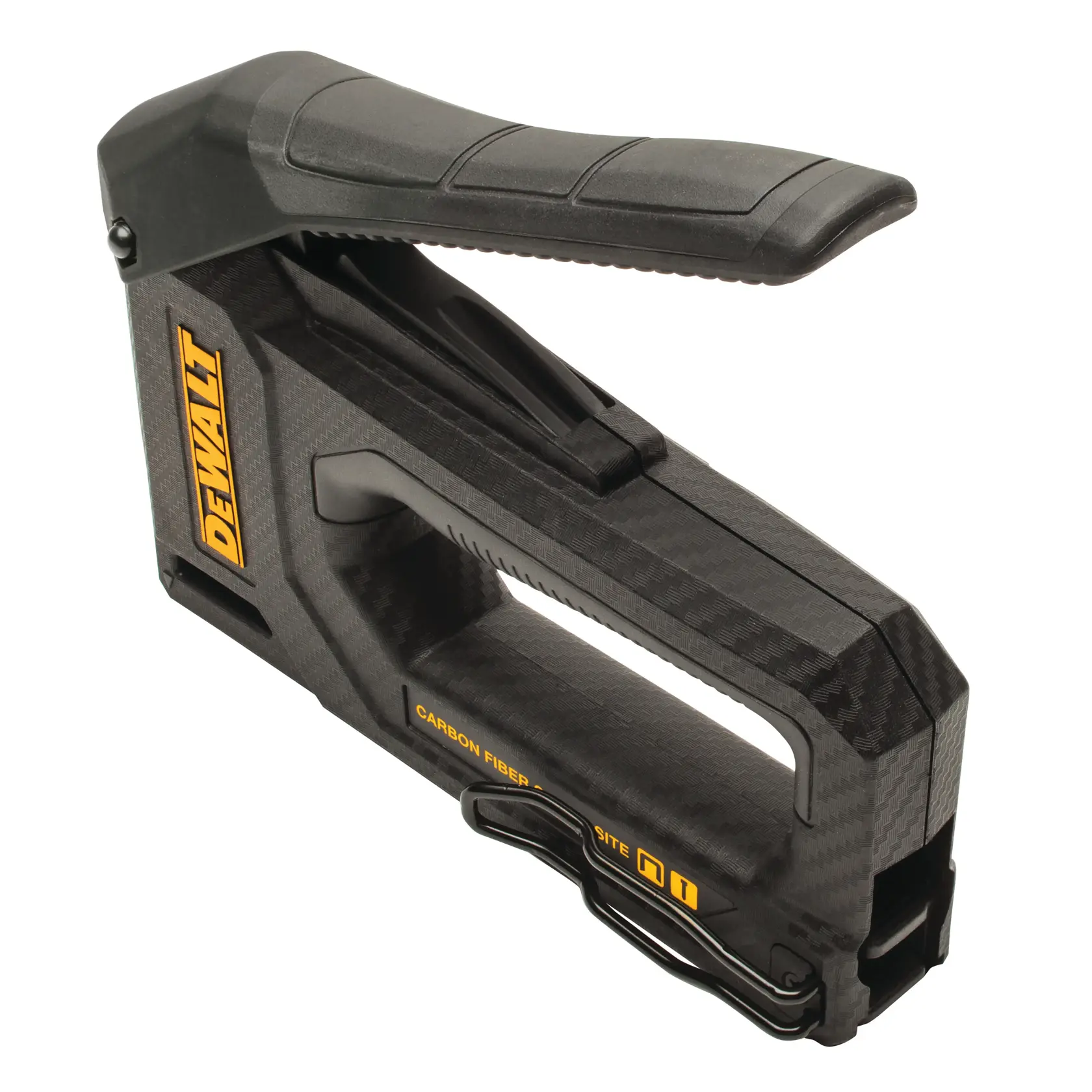 Eine behandschuhte Hand verwendet einen DEWALT Kohlefaser-Tacker, um Material auf einer gesprenkelten Oberfläche zu befestigen.