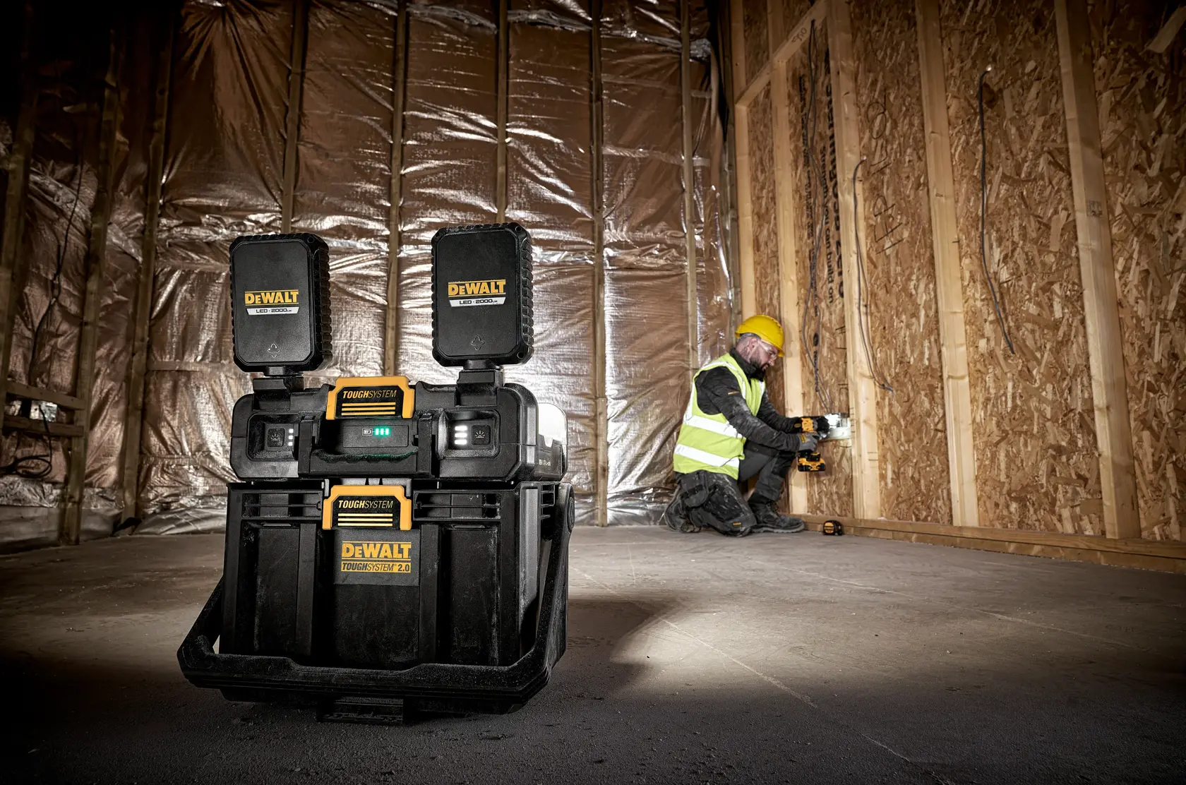 Graphique promotionnel DEWALT ToughSystem 2.0 avec le slogan 'Storage Built to Handle It' en grandes lettres jaunes sur un fond sombre texturé.