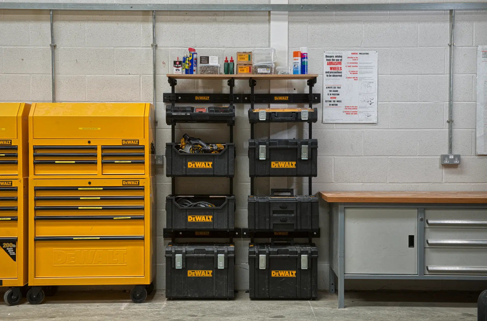 DEWALT ToughSystem 2.0 Werbegrafik mit dem Slogan 'Storage Built to Handle It' in großen, gelben Buchstaben auf einem dunklen, strukturierten Hintergrund.
