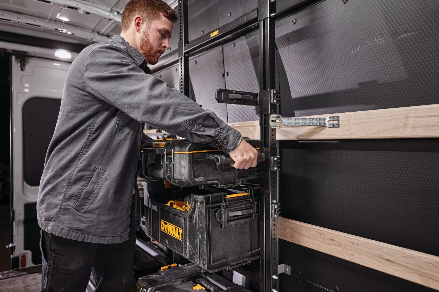DEWALT ToughSystem 2.0 Werbegrafik mit dem Slogan 'Storage Built to Handle It' in großen, gelben Buchstaben auf einem dunklen, strukturierten Hintergrund.